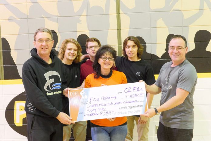 Le Défi a remis 4850 $ à l'École Fréchette pour le projet de Skate parc et la remise à niveau du terrain d'athlétisme.