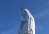 statue du Cap Trinité surplombe le fjord du Saguenay.