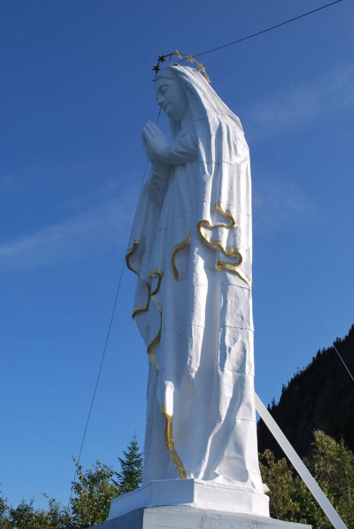 statue du Cap Trinité surplombe le fjord du Saguenay.