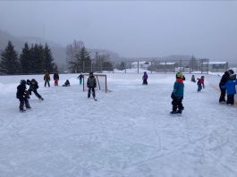 Jeunes sur la patinoire extétrieure de L'Anse-Saint-Jean