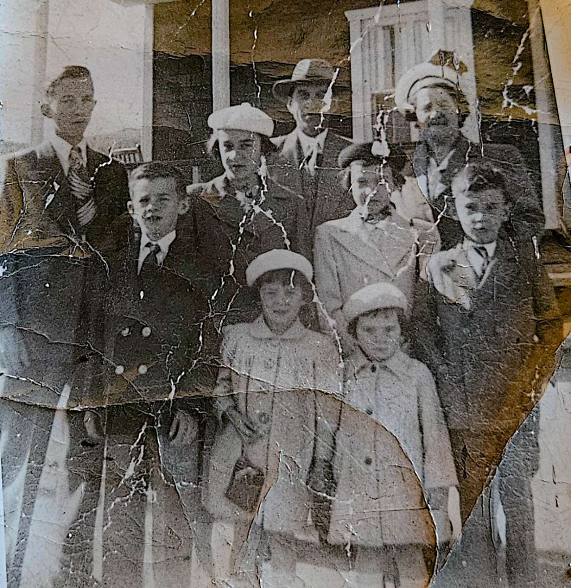 Photo ancienneavec des parents entourés d'enfants
