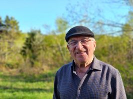 Un beau bonhomme au sourire radieux