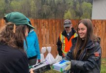 Une corvée de nettoyage à Petit-Saguenay avec de nombreux bénévoles.