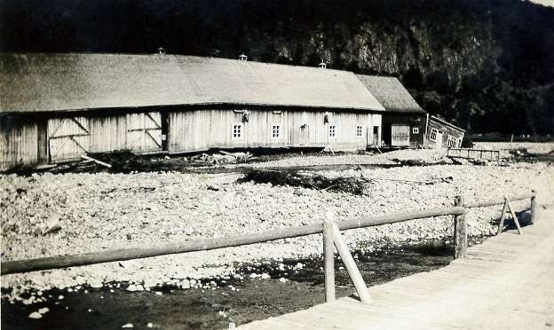 Un bâtiment échoué suite au déluge à Petit-Saguenay.
