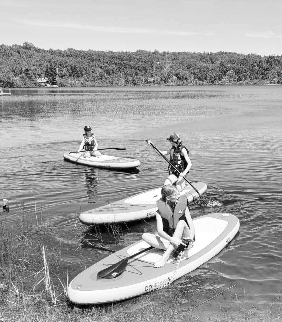 Jeunes en paddle sur le fjord du Saguenay