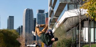 Un prof danse sur les mains et apprend le hip hop aux jeunes de la région.