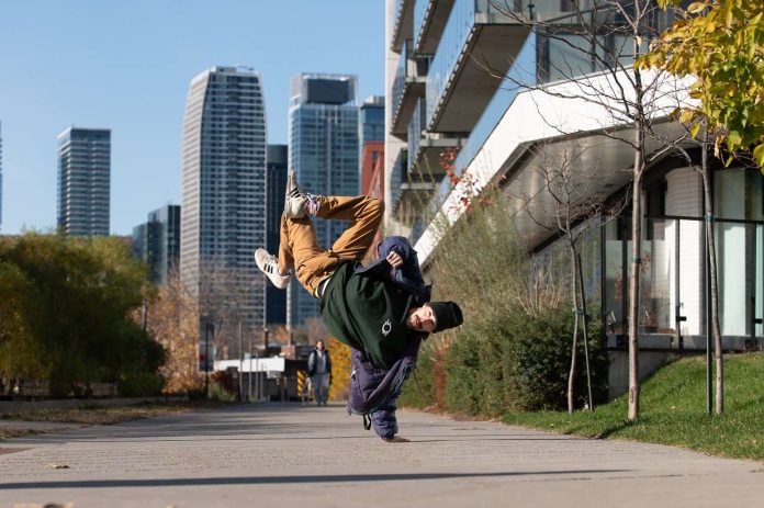 Un prof danse sur les mains et apprend le hip hop aux jeunes de la région.