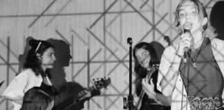 des jeunes jouent un morceau de musique