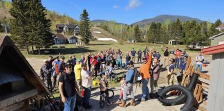 un groupe de bénévoles heureux au pied de la montagne du Mont-Édouars à L'Anse-Saint-Jean