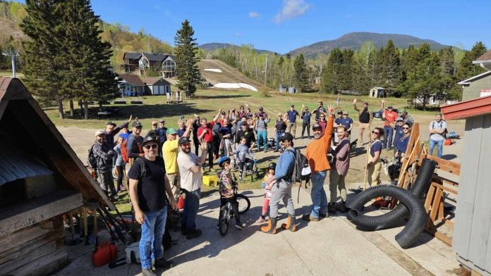 un groupe de bénévoles heureux au pied de la montagne du Mont-Édouars à L'Anse-Saint-Jean