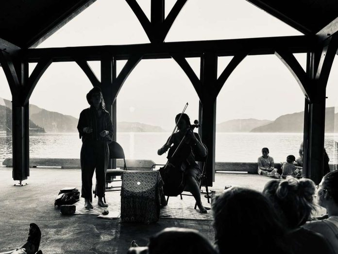 concert au couché u soleil sur le quai de Petit-Saguenay