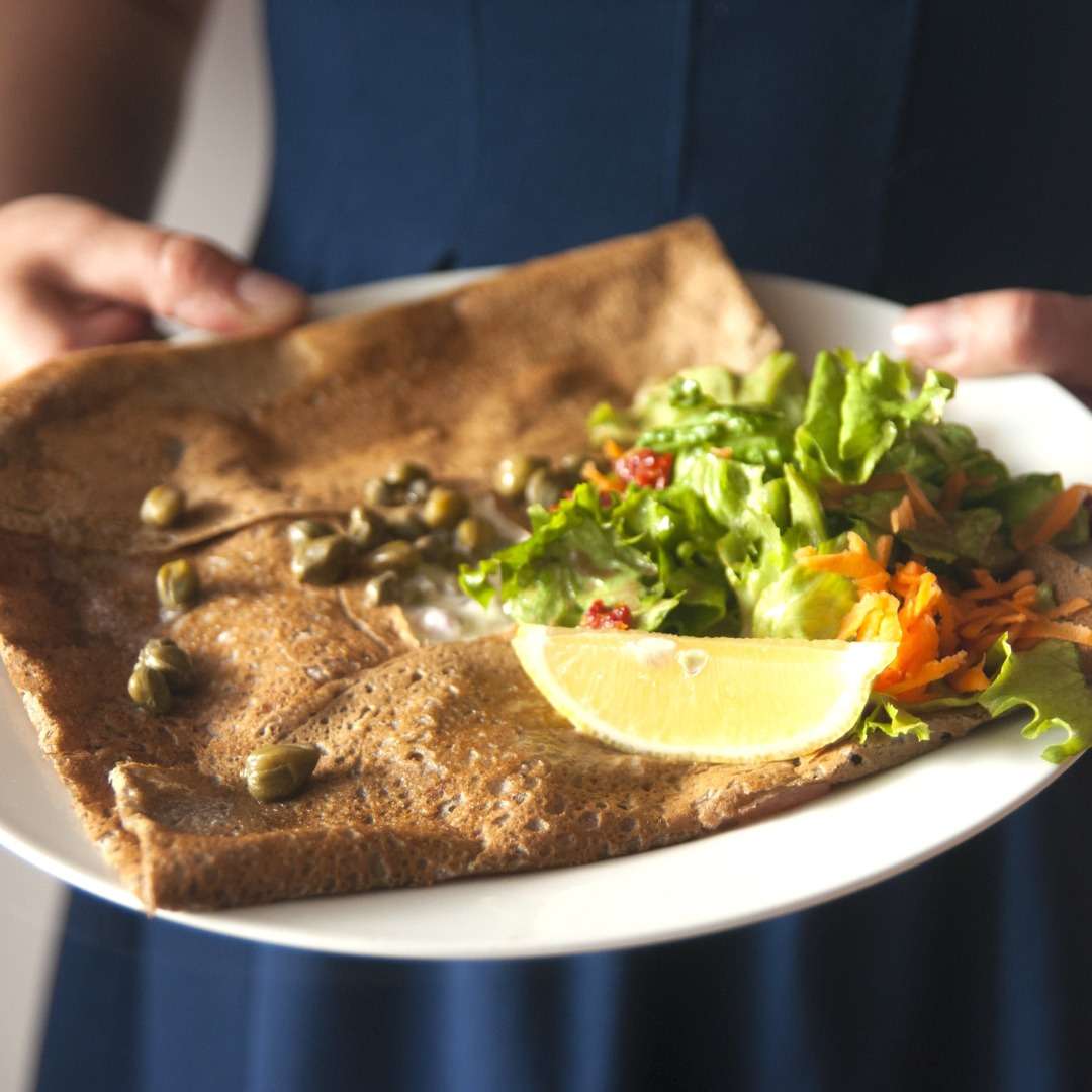 Assiette avec une crêpe et de la salade