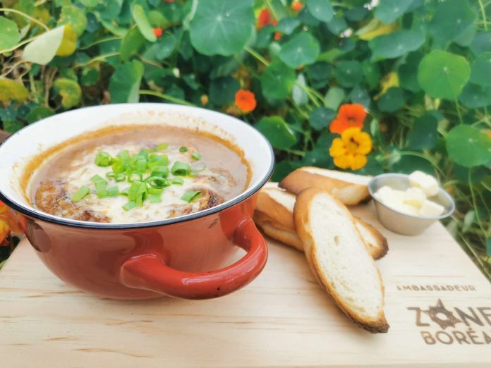 camp de base Une assiette de soupe à l'oignon servie à L'Auberge du Camp de Base à L'Anse-Saint-Jean
