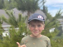 Un jeune élève au regard malicieux lève son pouce
