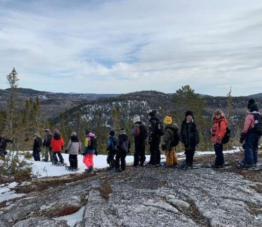 Un groupe de jeunes en haut du petit Cran à Petit-Saguenay.