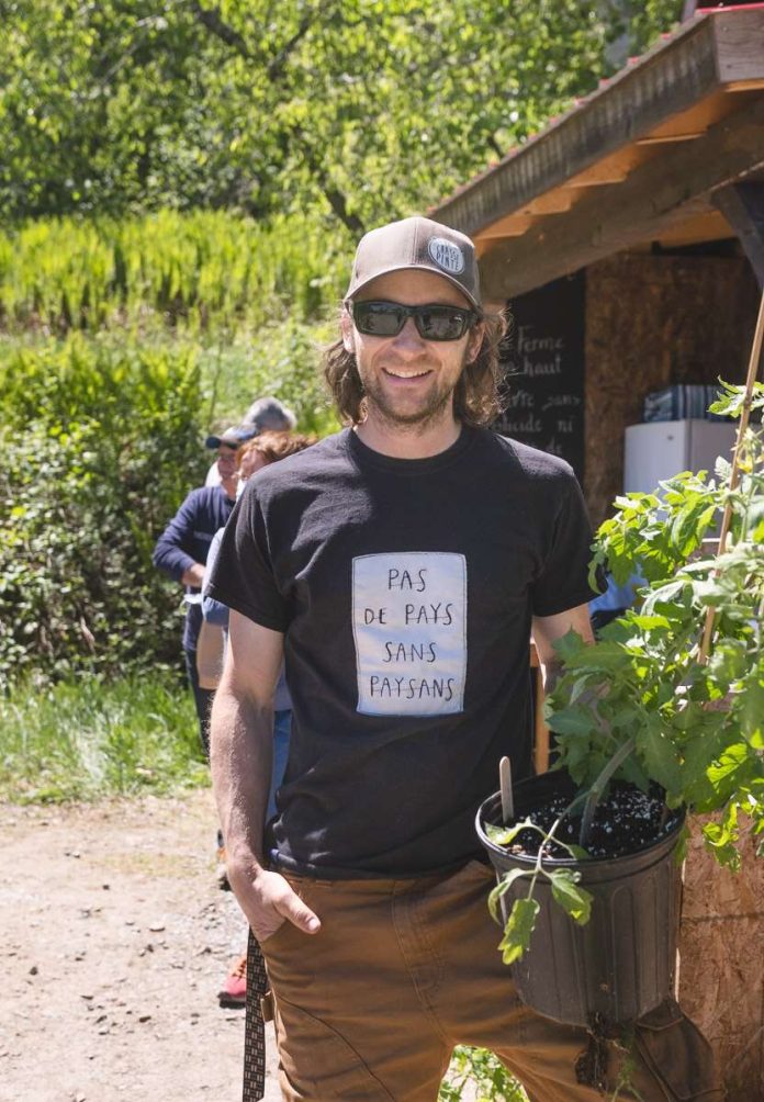 Un agriculteur de l'Anse-Saint-Jean vend ses plants au début de l'été