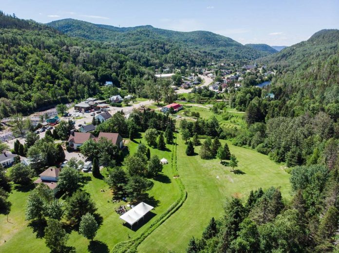 Vue aérienne du village de Petit-Saguenay