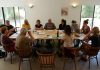 groupe de personne en réunion autour d'une table