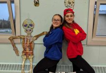 Deux jeunes filles nous regardent dos à dos le sbras croisés