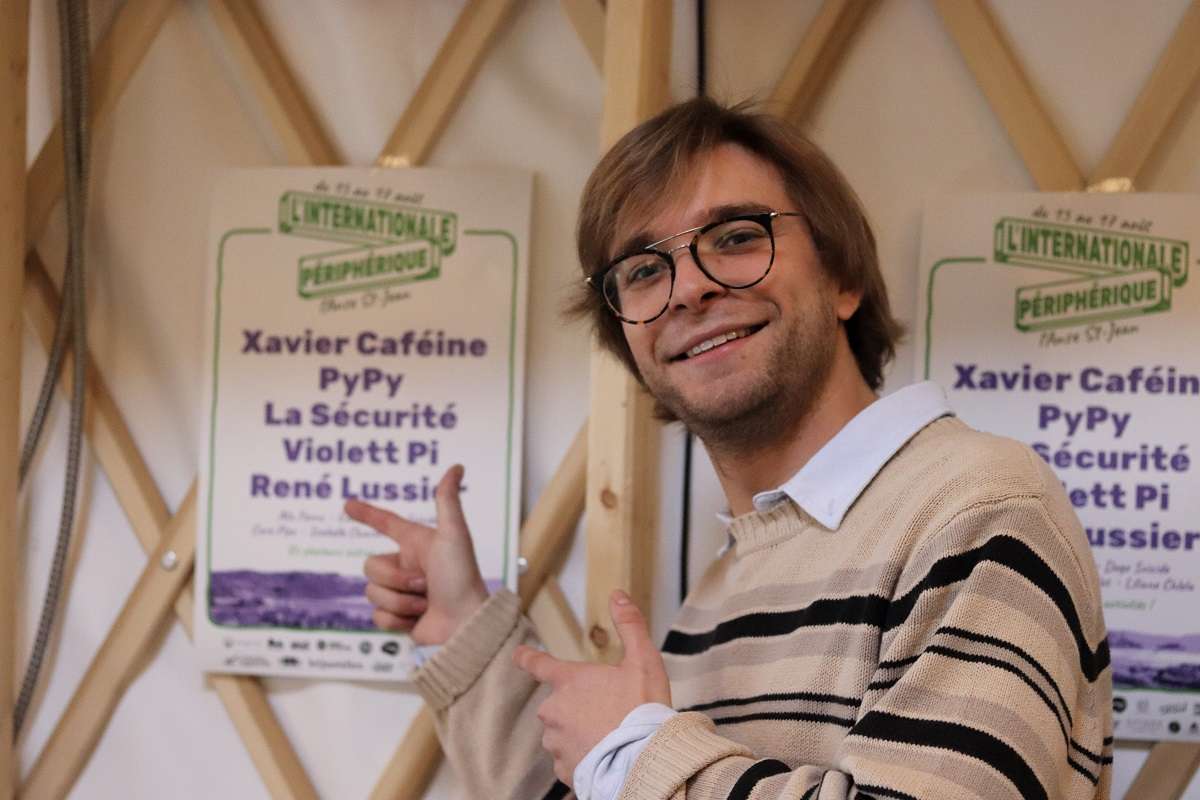 L'organisateur du festival Vincent belisle montrant l'affiche avec certains artistes