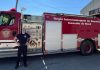 Un pompier pose fièrement devant le camion de l RISIF à Sant-Félix-d'Otis