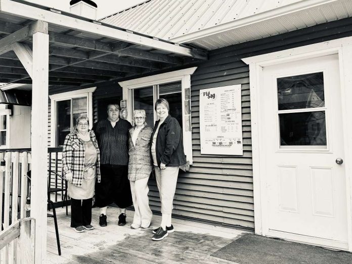 L'équipe du Casse Croûte le P'tit Sag à Petit-Saguenay