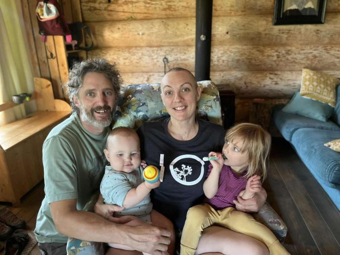 photo famille Une famille pose avec le sourire