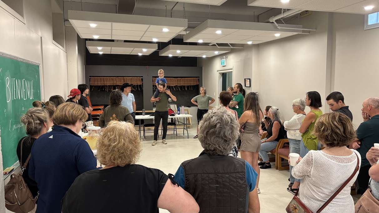 Des personnes sont réunies dans une nouvelle salle d'entrainement à Petit-Saguenay