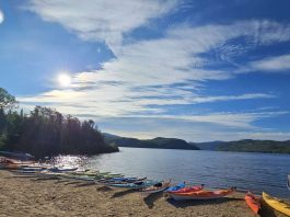 Kayak échoués sur la plage du lac Ha!Ha! à Ferland-et-Boilleau