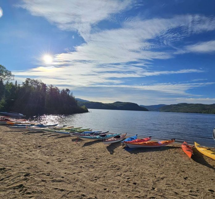 Kayak échoués sur la plage du lac Ha!Ha! à Ferland-et-Boilleau