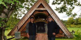 deux hommes entourent un four à pain