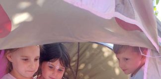 Des jeunes lisent dans une tente