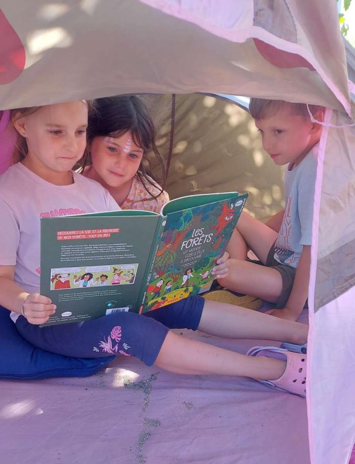 Des jeunes lisent dans une tente