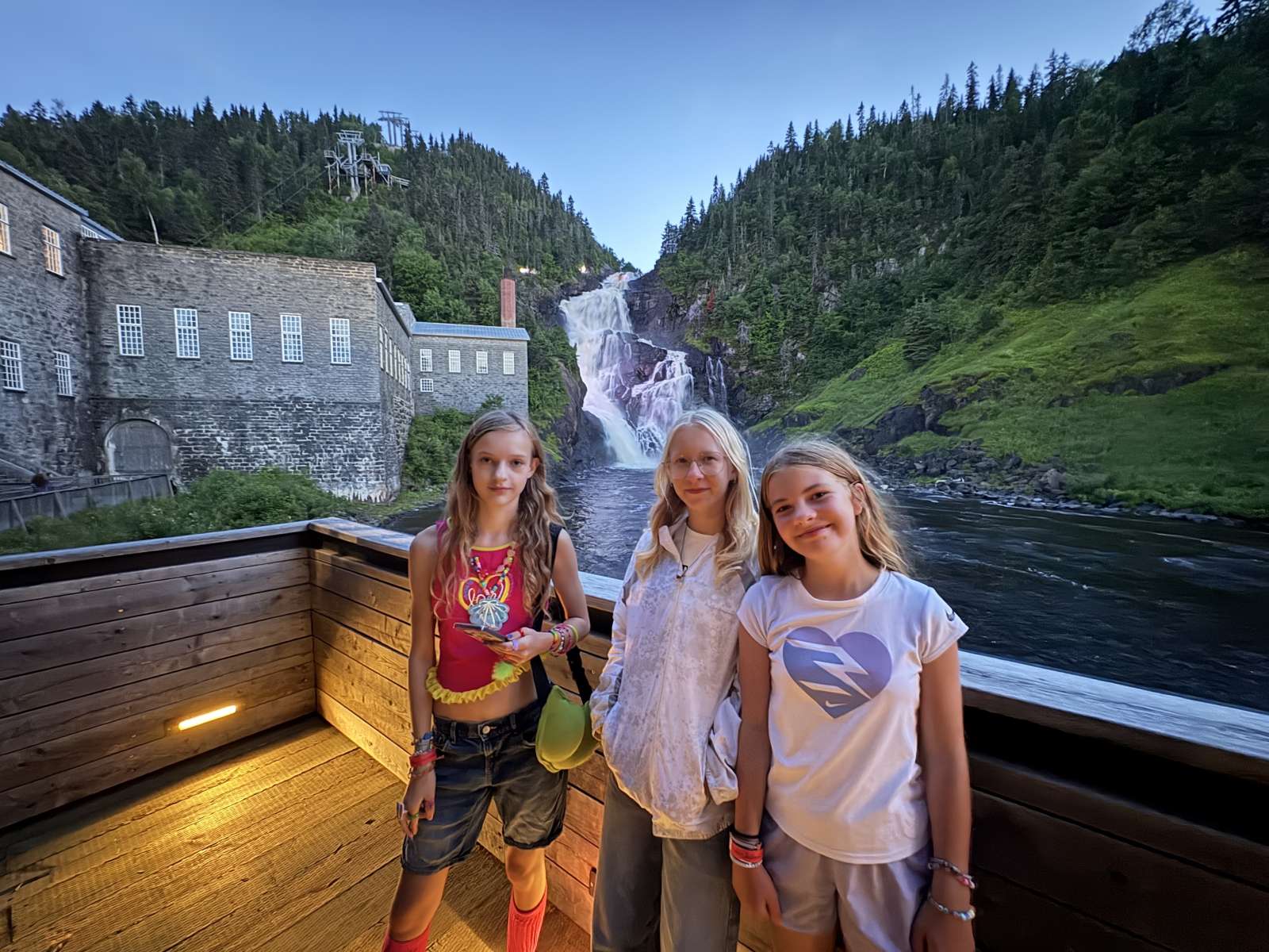 3 jeunes filles devant es chutes du village historique de Val Jalbert