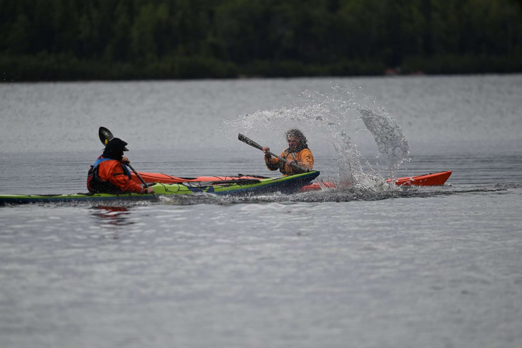 Deux kayak sur l'eau se font face à face pour un éventuel combat !