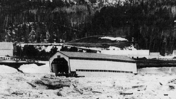 pont couvert sur la glace