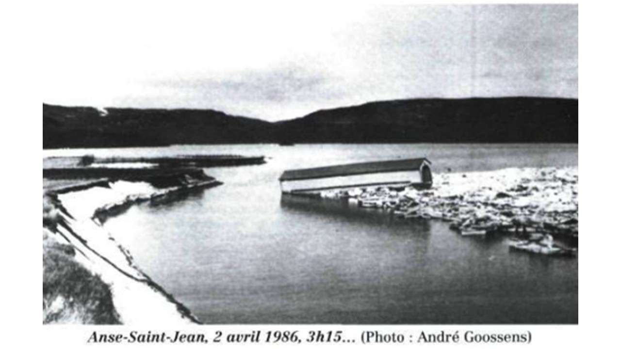 Le pont couvert est emporté par l'embâcle de 1986.