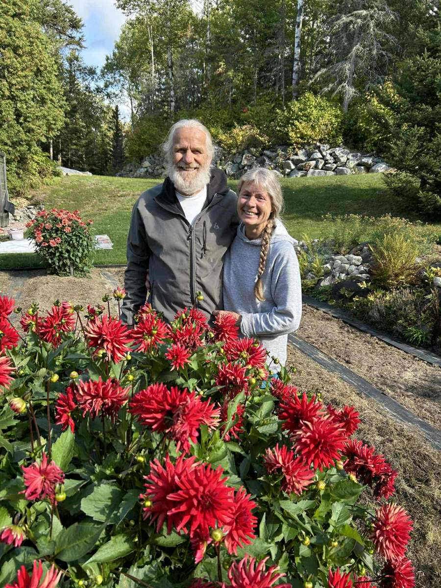 Un couple au milieu des fleurs