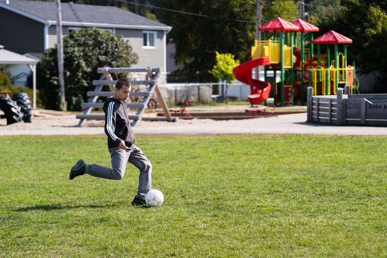 Un jeune joueur de soccer en action