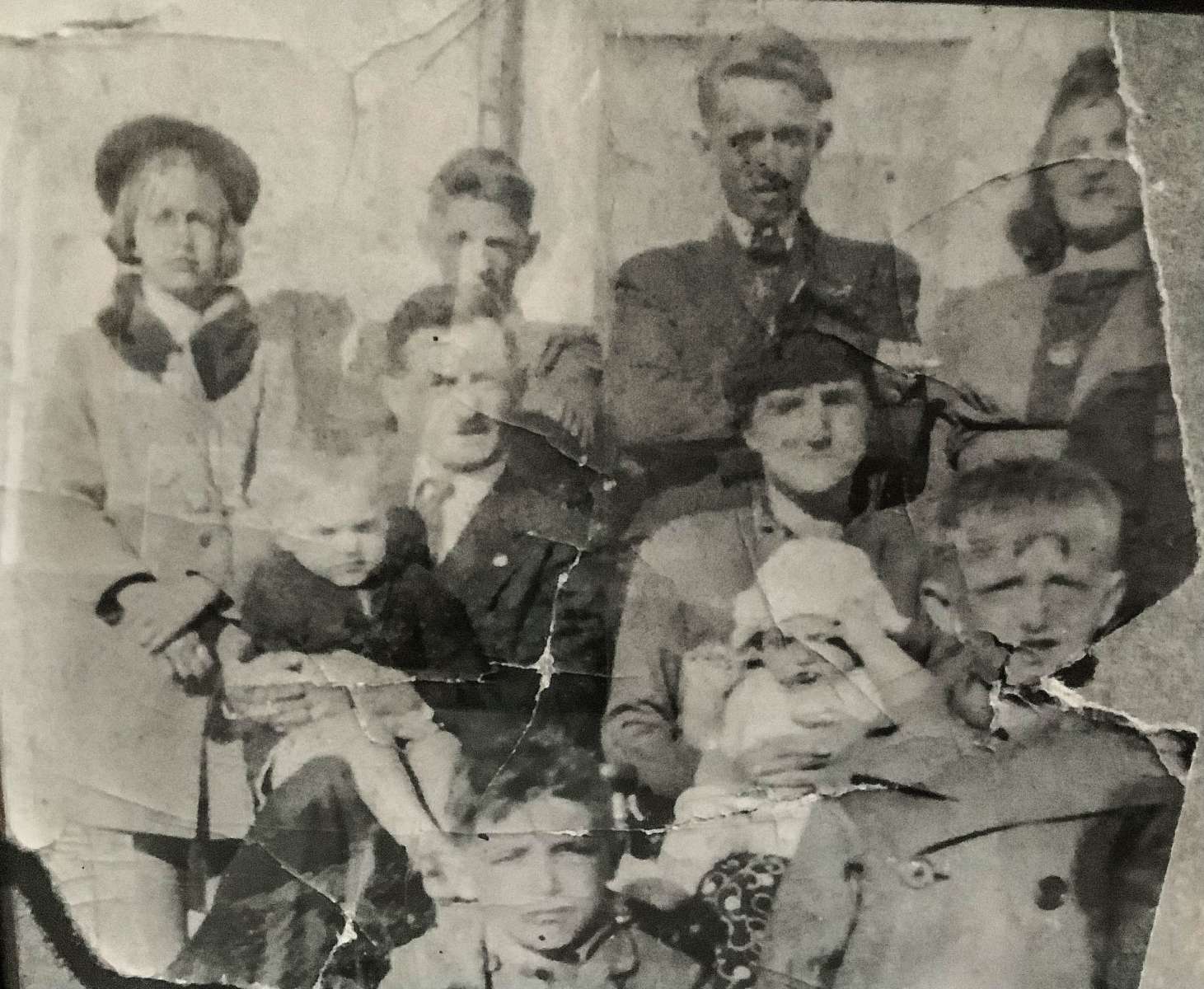 Une ancienne photo d'une famille de Petit-Saguenay.