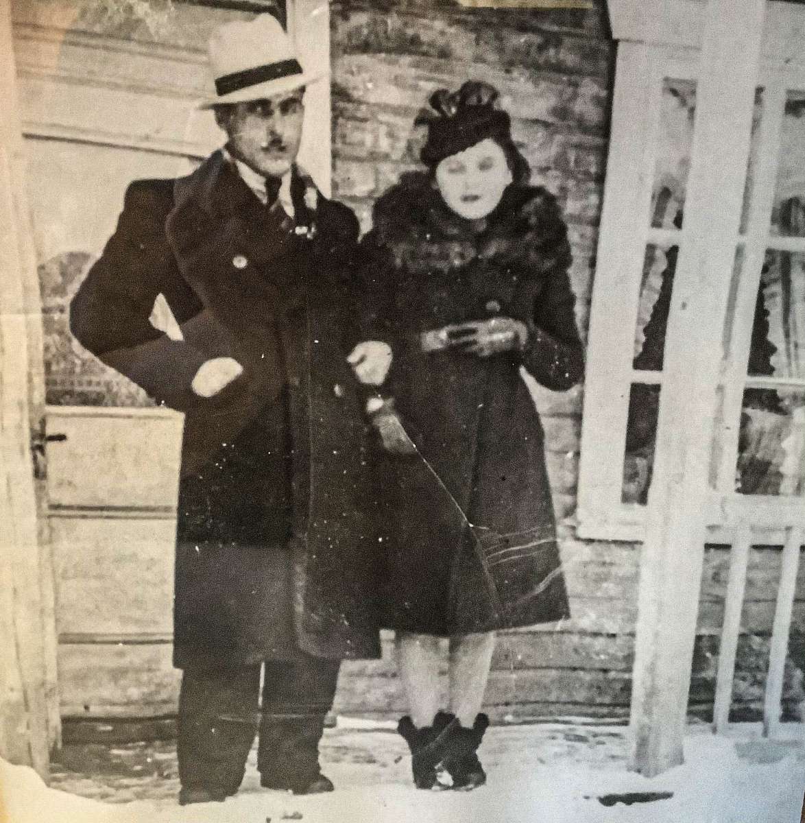 Un couple sur une galerie pris en photo il y a plus de 80 ans !