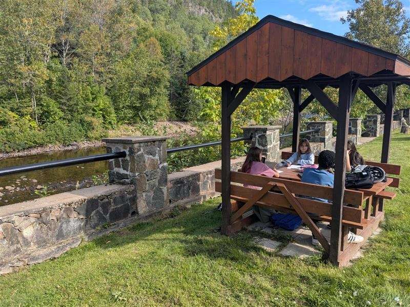 Un abris au bord de la rivière Petit-Saguenay.