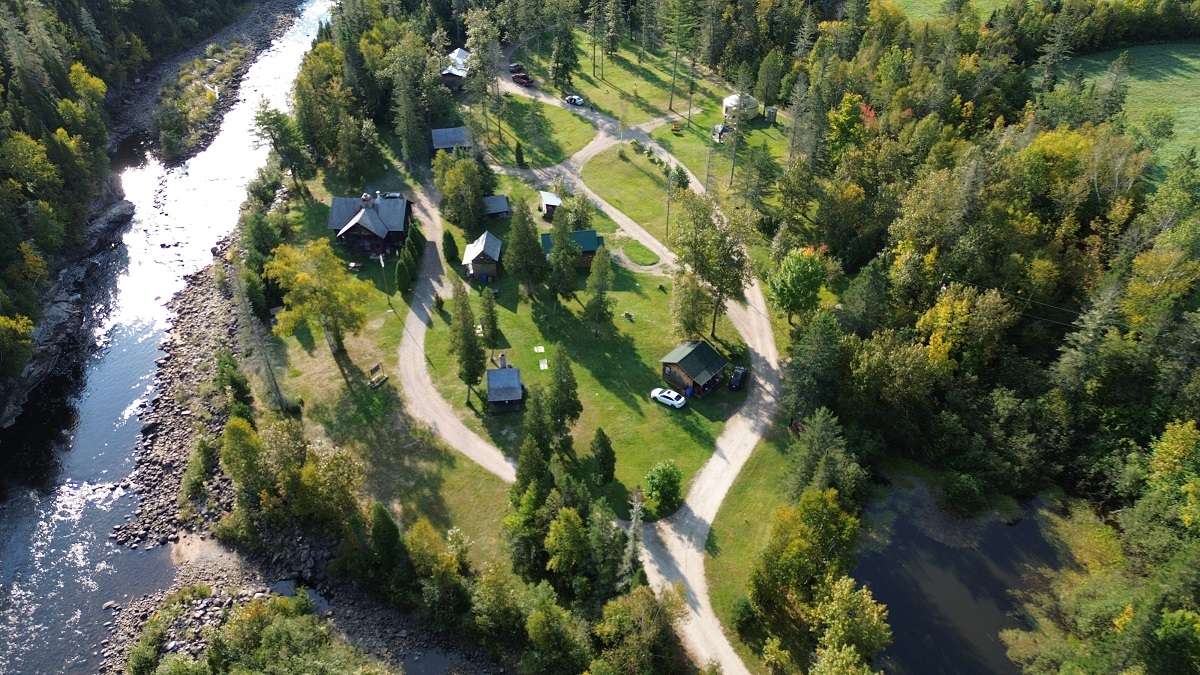Photo aérienne des chalets du Club des messieurs à Petit-Saguenay.