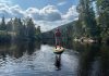 Nouvelle stratégie à l’Association de la rivière Petit-Saguenay Un jeune homme sur son paddle board