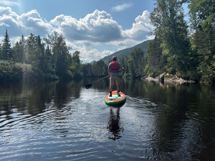 Photo clients (Iris Pquette) Un jeune homme sur son paddle board