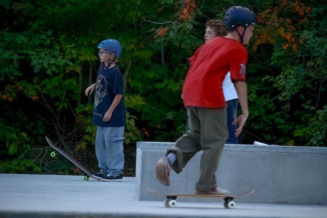 Des jeunes essayent le tout nouveau skate park de Petit-Saguenay