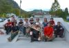 Un groupe de gens assis sur les marches du tout nouveau skate park de Petit-Saguenay.