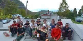 Un groupe de gens assis sur les marches du tout nouveau skate park de Petit-Saguenay.