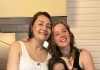 Des belles personnes sourient à la caméra.