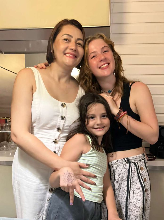 Des belles personnes sourient à la caméra.